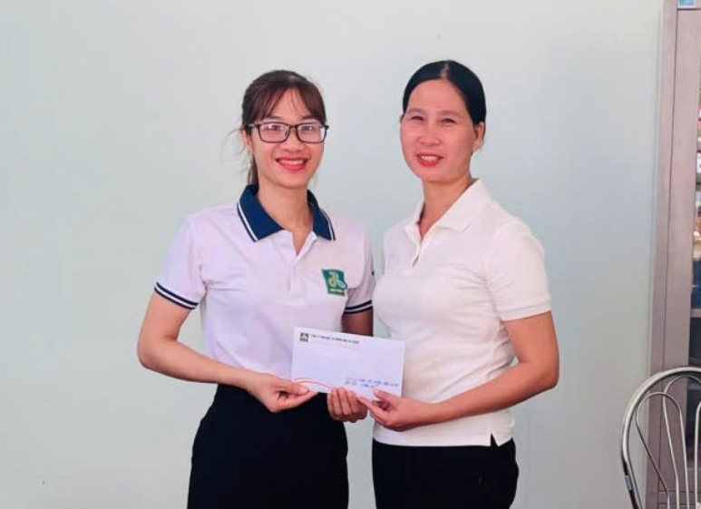 다이탄 의류 및 무역 유한 회사 노동조합 조합원들이 쿠바 국민을 지원하기 위해 기부금을 모금하고 있습니다. 사진: 꽝찌 노동조합