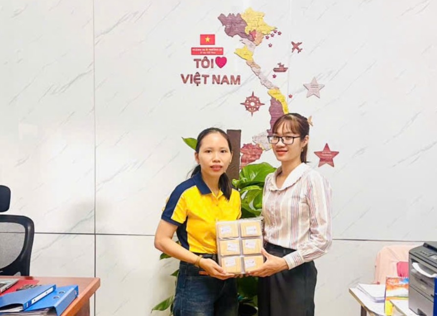 CDCS Cong ty  mua ung ho 130 hop tam tre nghia tinh ho tro nguoi yeu the. Anh: Cong doan Quang Tri 
