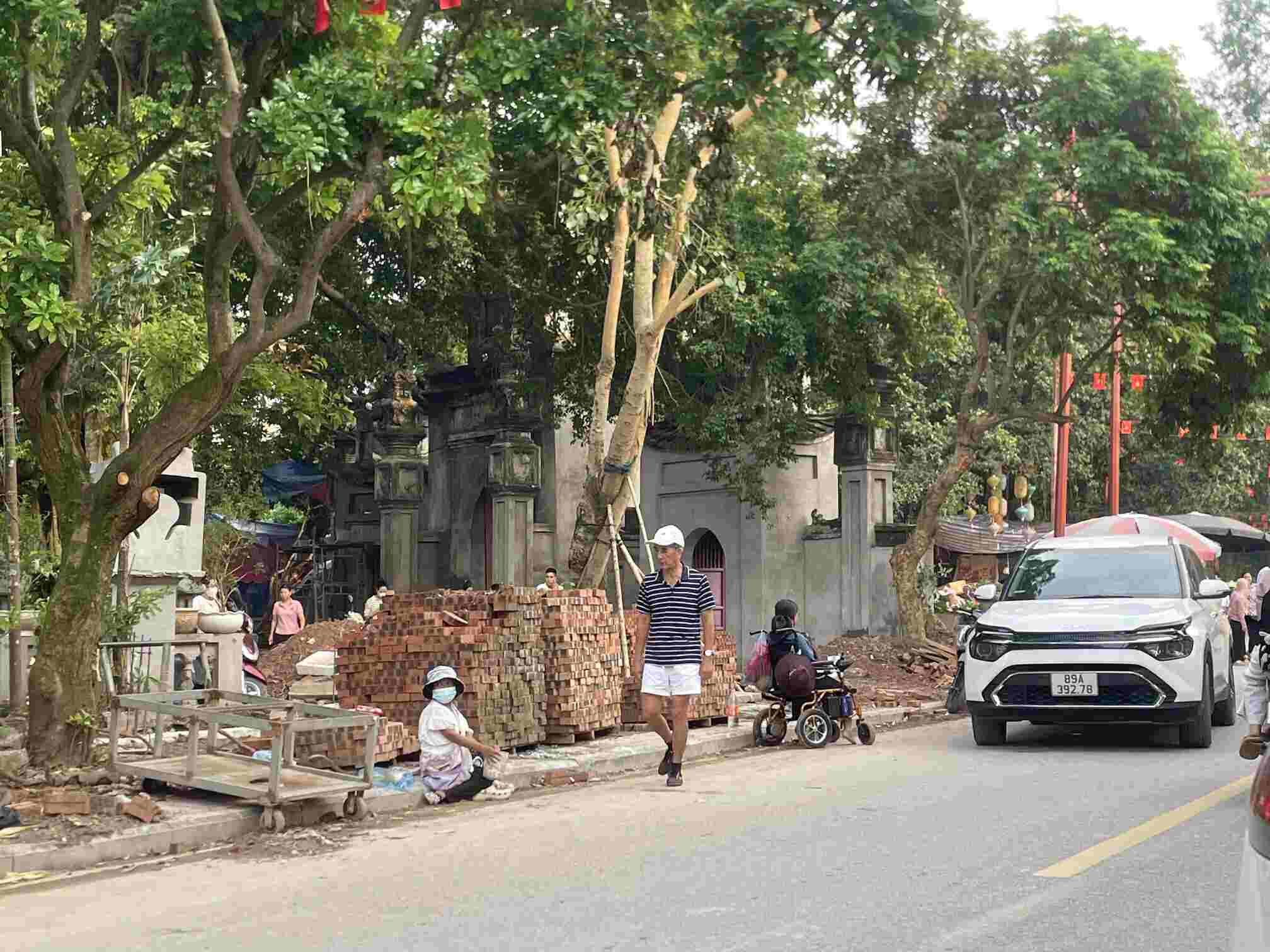 Ăn xin xuất hiện trở lại tại điểm du lịch tâm linh ở Phố Hiến. Ảnh: Mai Hương