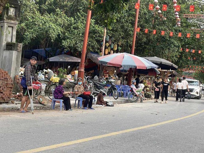 Người ăn xin tụ tập ở khu di tích nổi tiếng Hưng Yên, gây mất mỹ quan đô thị