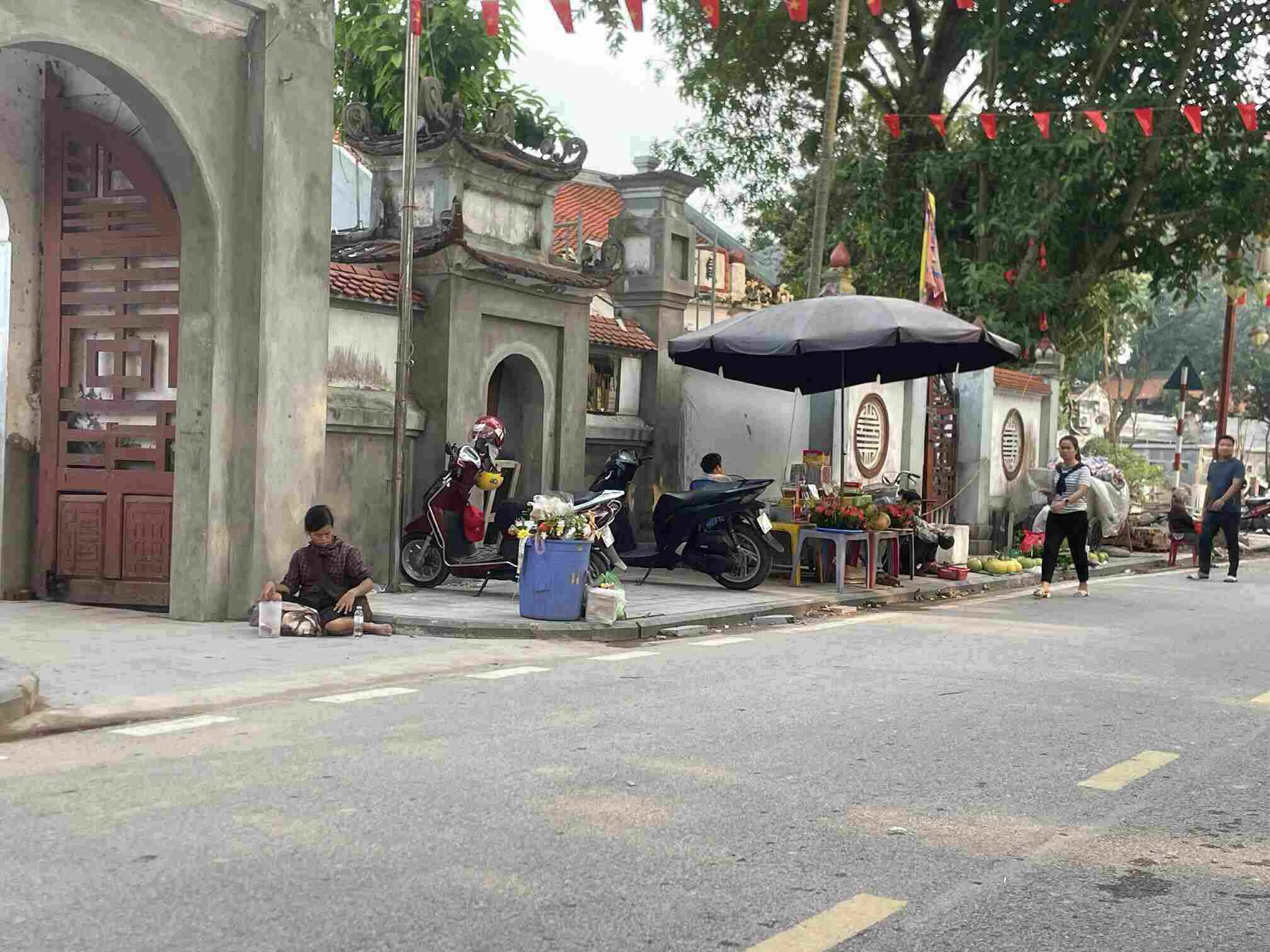 ình trạng ăn xin xuất hiện tại khu vực Đền Trần, phường Phố Hiến (tỉnh Hưng Yên). Ảnh: Mai Hương