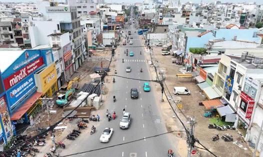 Di dời hạ tầng kỹ thuật làm Metro số 2 qua đường Trường Chinh. Ảnh: Anh Tú