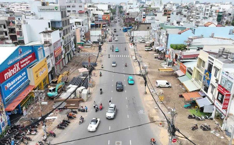 Reubicacion de la infraestructura tecnica para construir el Metro numero 2 a traves de la calle Truong Chinh. Foto: Anh Tu