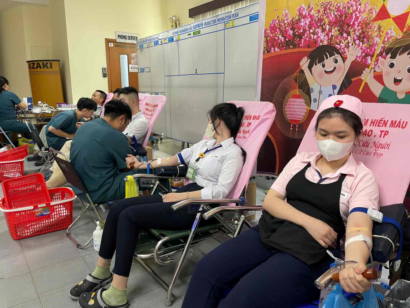Workers in Ho Chi Minh City have just finished their shift and enthusiastically participated in donating blood to save lives. Photo: Dinh Trong