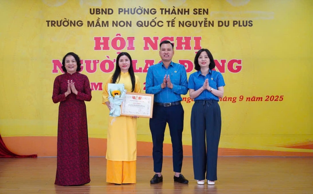 Awarding certificates of merit to outstanding union members in the 2024-2025 school year. Photo: Ha Tinh Trade Union