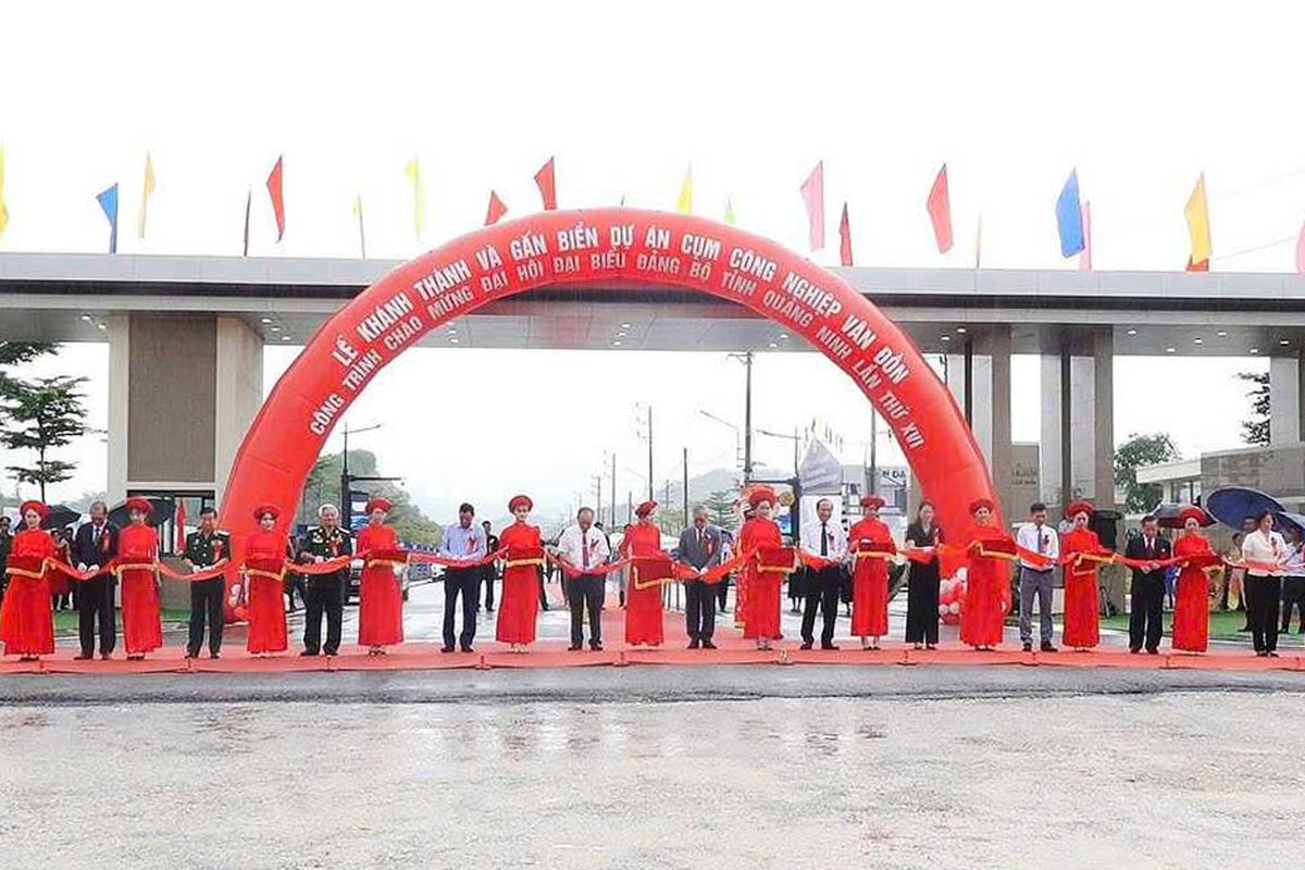 Les delegues effectuent le rituel de coupe de glace pour inaugurer le complexe industriel de Van Don a Quang Ninh. Photo : Portail TTDT Van Don