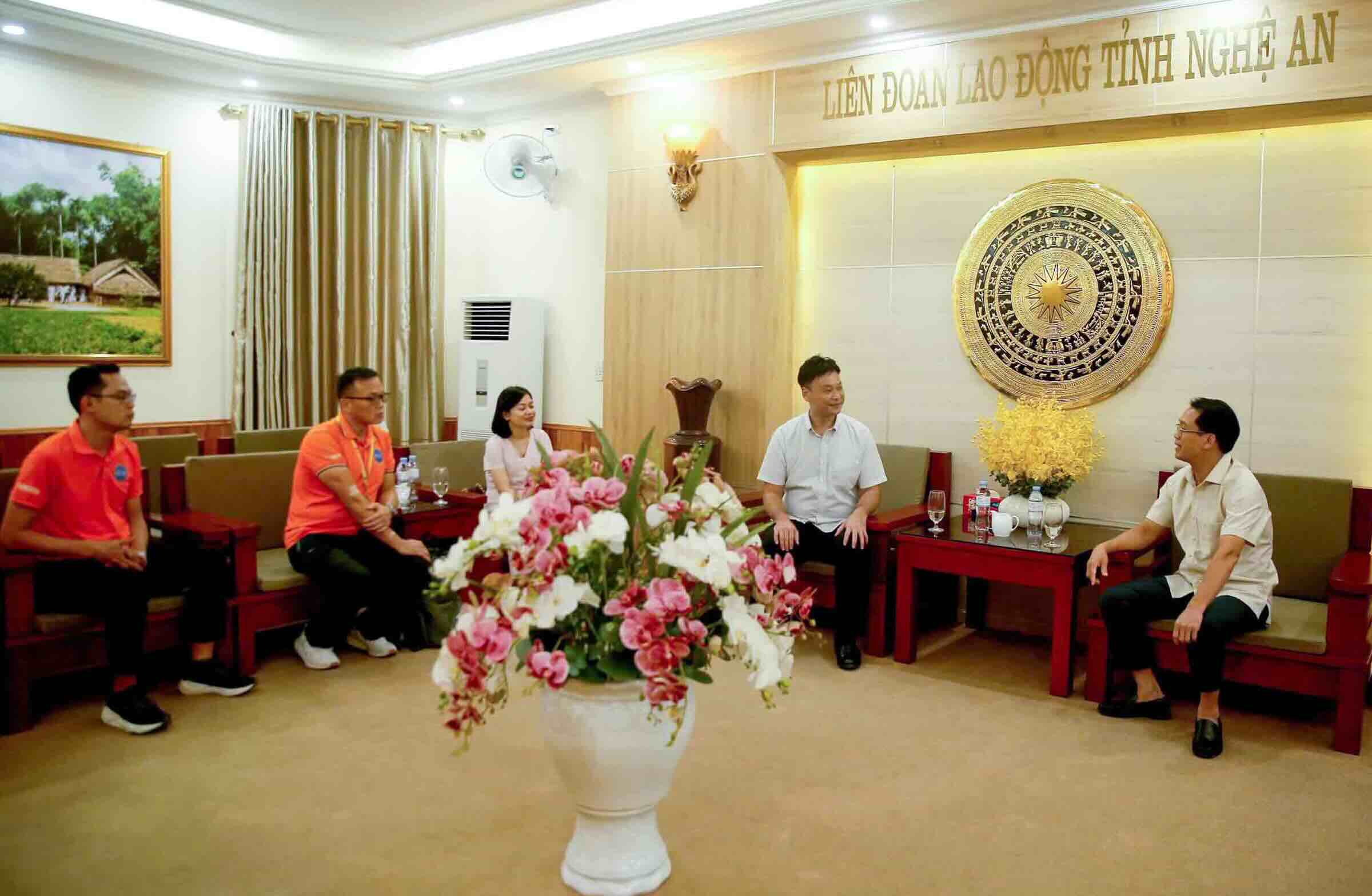 Đại diện Tập đoàn Hoa Lợi làm việc với Liên đoàn Lao động tỉnh Nghệ An.  Ảnh: Duy Chương