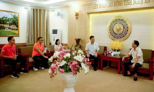 Đại diện Tập đoàn Hoa Lợi làm việc với Liên đoàn Lao động tỉnh Nghệ An.  Ảnh: Duy Chương