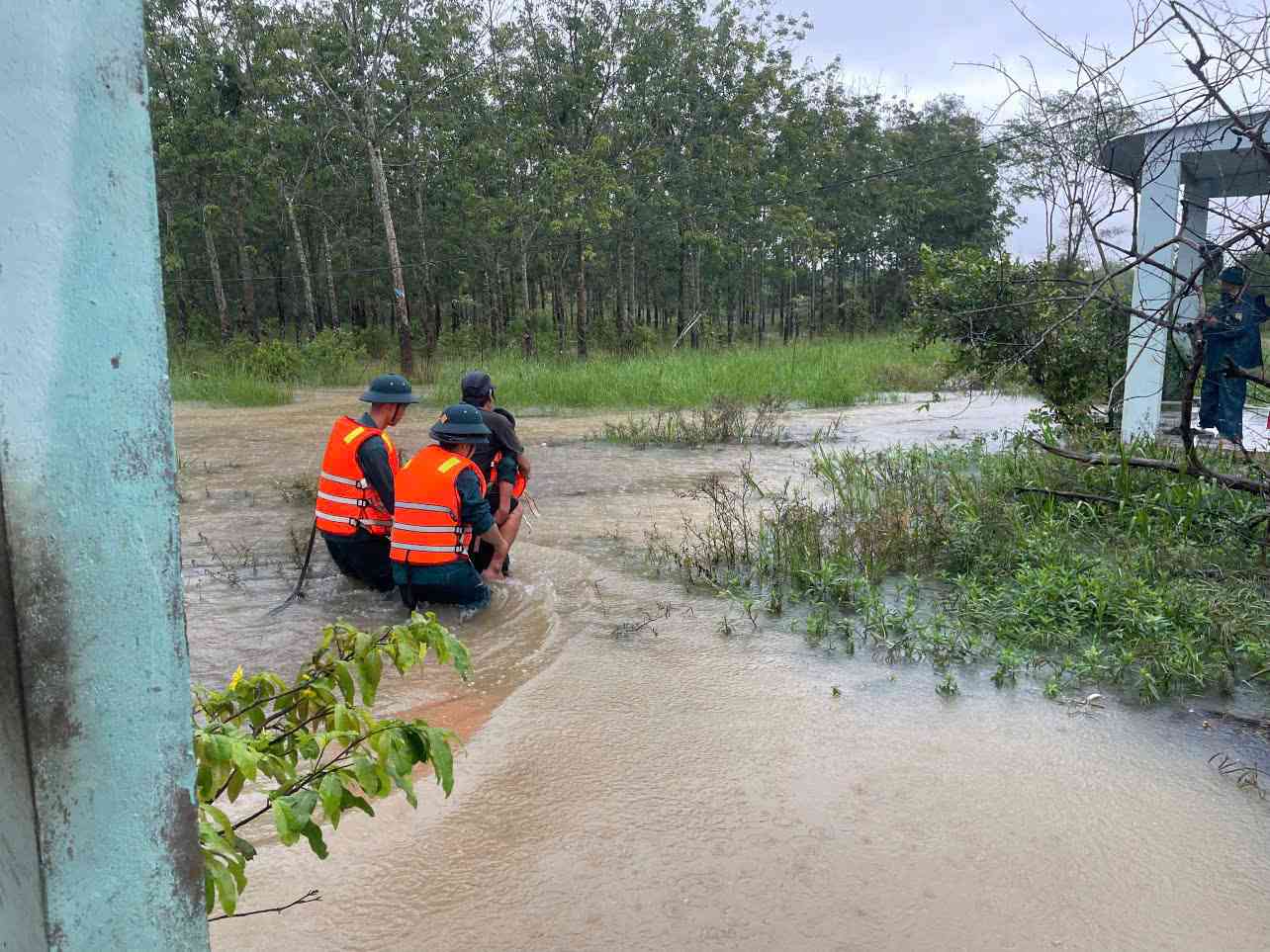 Cac don vi da phoi hop dua 17 nguoi trong vung mua lu den khu vuc an toan. Anh: Ban Chi huy quan su xa Thien Hung