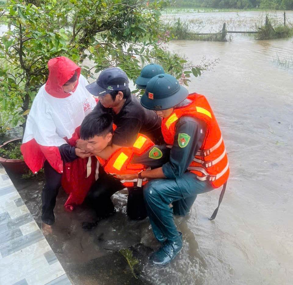 Timely rescue of 17 people in the flooded area in Thien Hung commune. Photo: Thien Hung Commune Military Command
