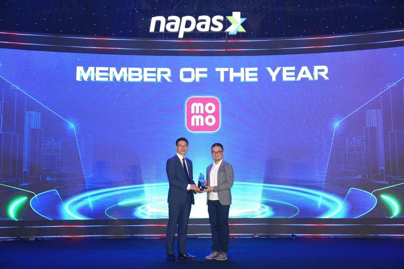 Dai dien MOMO len nhan Giai “Member of the Year 2025” do NAPAS trao tang. Anh: NAPAS