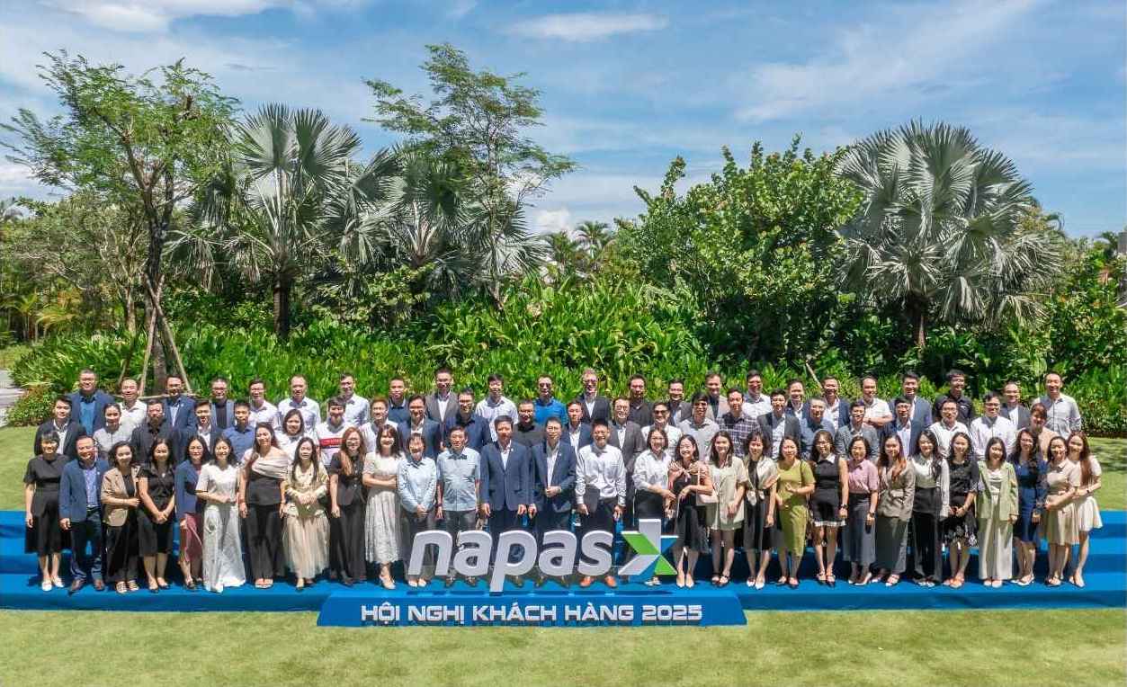 Ban lanh dao NAPAS va dai dien cua hon 40 don vi Trung gian thanh toan tham du Hoi nghi Khach hang NAPAS 2025. Anh: NAPAS