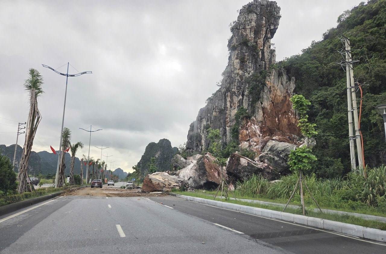 The limestone mountain along the coastal road of Ha Long - Cam Pha collapsed at noon on September 22. Photo: Provided by readers