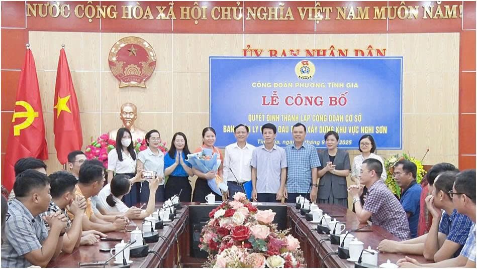 The leaders of Tinh Gia Ward Trade Union presented the decision to establish a grassroots trade union of Nghi Son Investment and Construction Project Management Board. Photo: Thanh Hoa Trade Union