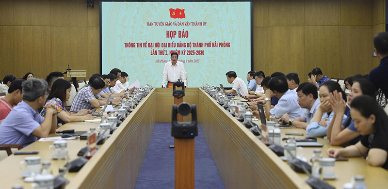 ハイフォン市党委員会宣伝・民運動委員会委員長が記者会見を主宰し、2025年から2030年のハイフォン市党委員会議員総会に関する情報を提供しました。写真:ミン・フン