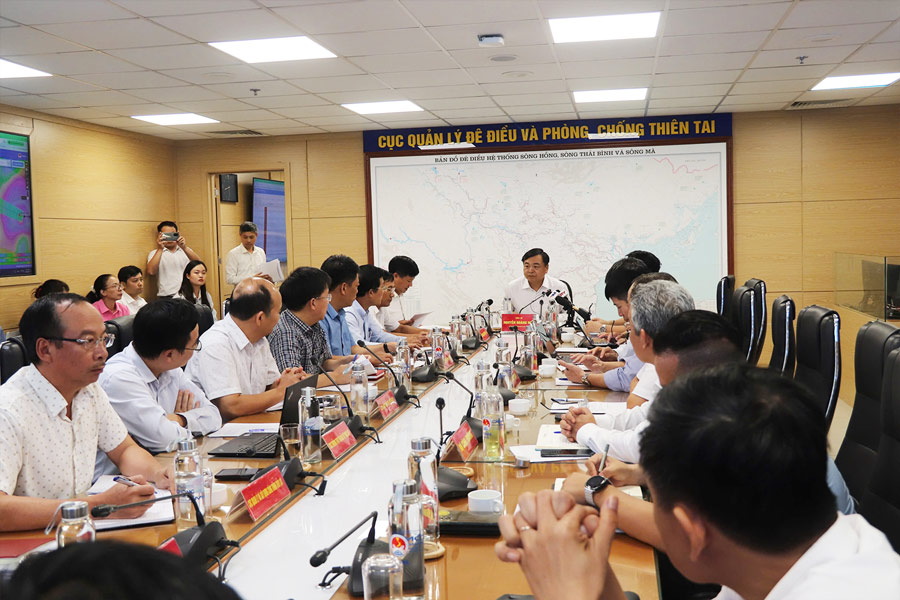 The Ministry of Agriculture and Environment held a meeting to respond to super typhoon Ragasa. Photo: My Linh
