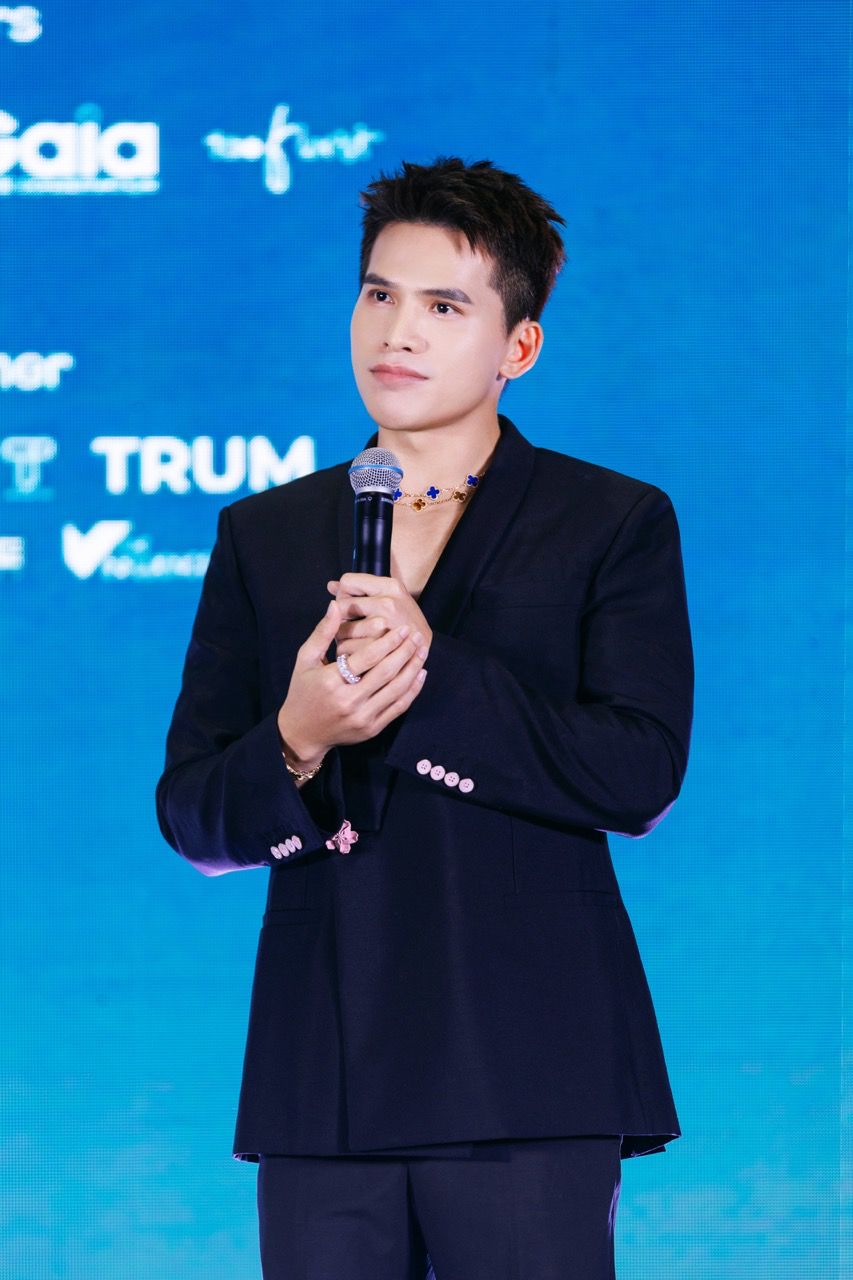Quoc Thien. Anh: Ban to chuc. 