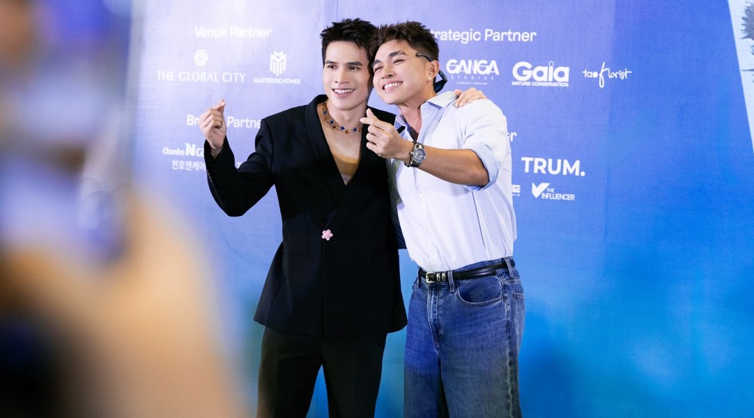 Quoc Thien (izquierda) organiza un concierto. Foto: Proporcionada por el Comite Organizador.