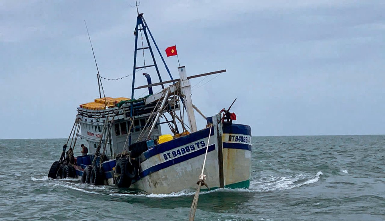 Fishing boat ST 94989 TS is being towed by the second Squadron of the Can Tho City Border Guard to Tran De fishing port. Photo: Van Long