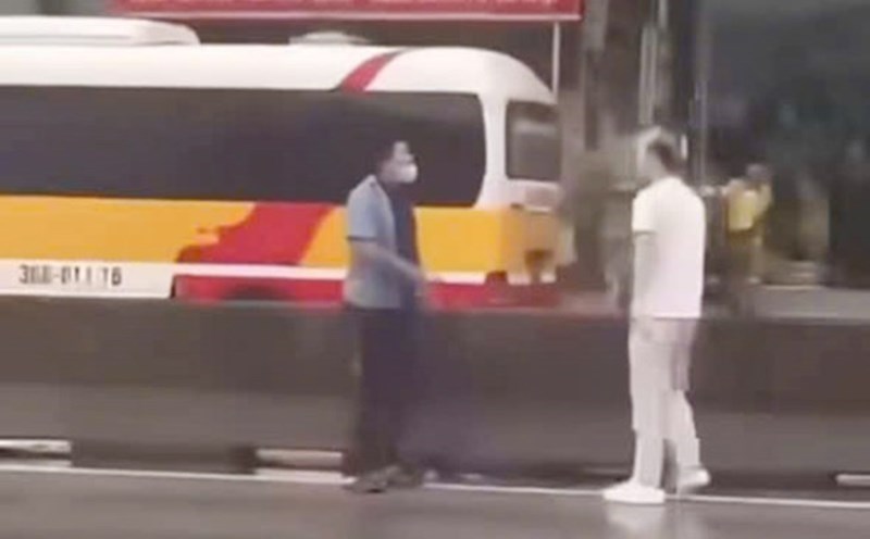 Image cut from the clip of driver Giam asking passengers to delete photos, videos of the reckless reckless bus. When the passenger did not comply, he was chased and beaten by this driver. This behavior was punished. Video source: Ngoc Anh.