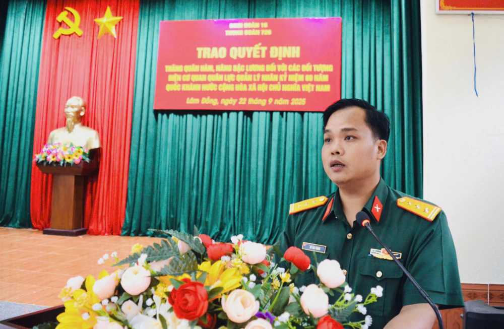 Thuong ta Do Van Trang, Bi thu Dang uy, Chinh uy Trung doan phat bieu tai buoi trao quyet dinh. Anh: Linh Khoi