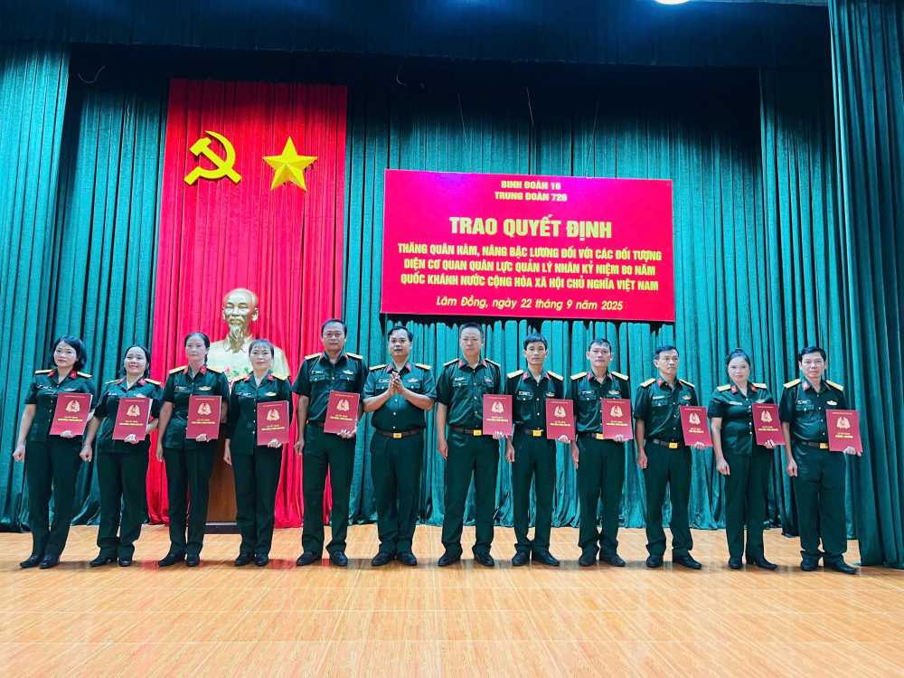 Thuong ta Do Van Trang, Bi thu Dang uy, Chinh uy Trung doan trao quyet dinh thang quan ham cho quan nhan chuyen nghiep. Anh: Linh Khoi