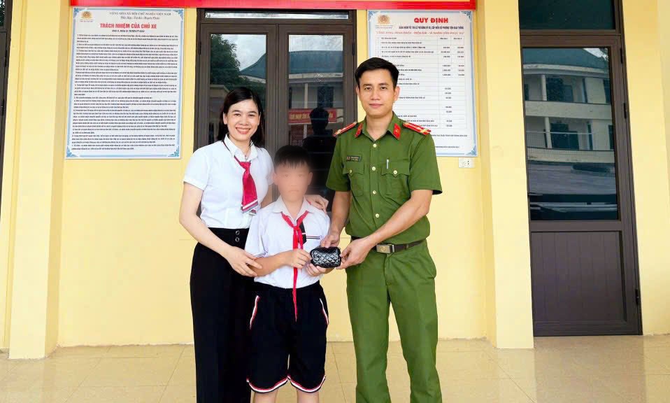 Em Ý nhặt được hơn 7 triệu đồng đã đến trình báo Công an xã Đức Minh để trả lại cho người đánh rơi. Ảnh: Công an Hà Tĩnh.