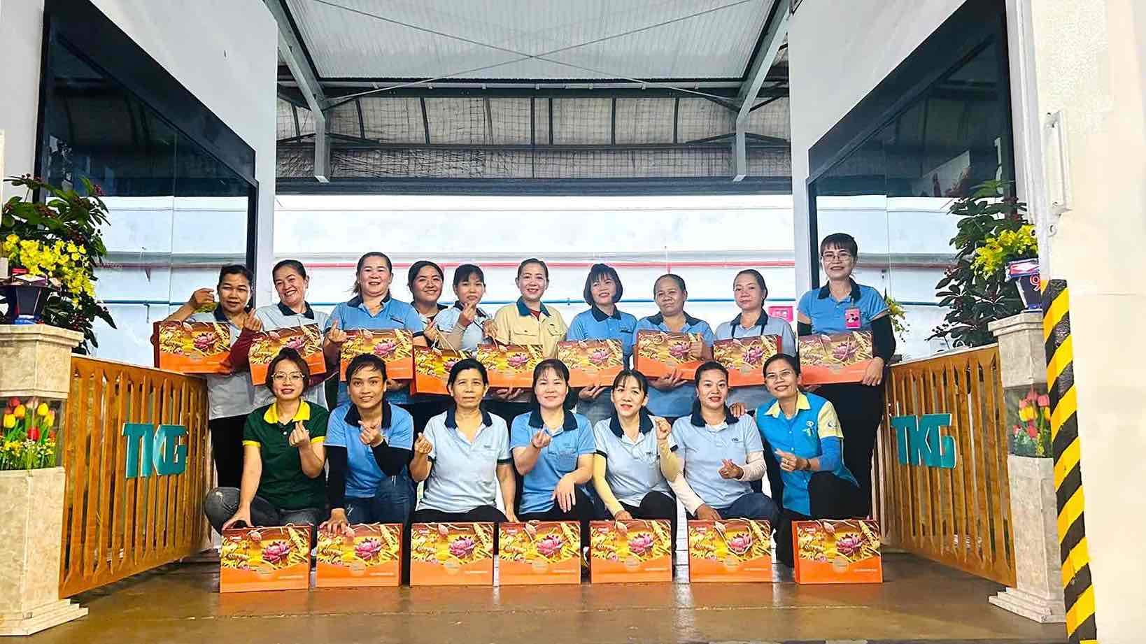 The union presented moon cakes to all officers and employees. Photo: TKG Taekwang Vina Trade Union