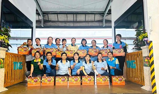 Công đoàn tặng bánh trung thu cho toàn thể cán bộ, công nhân viên. Ảnh tư liệu: Công đoàn TKG Taekwang Vina