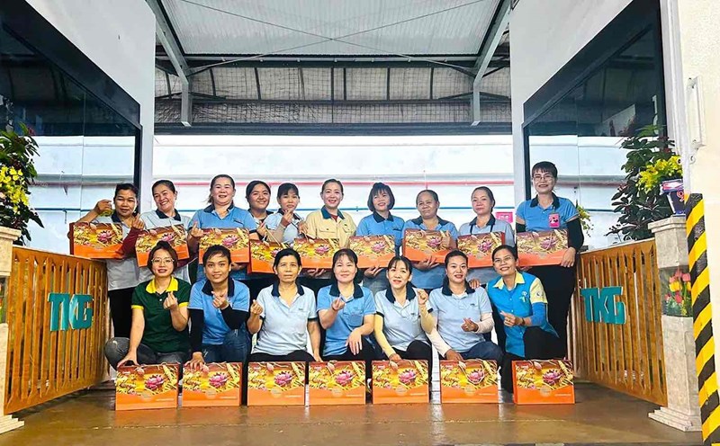 El sindicato entrega pasteles de luna a todos los funcionarios y empleados. Foto de archivo: Sindicato TKG Taekwang Vina