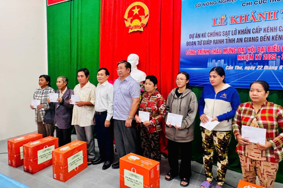 Lanh dao TP Can Tho trao qua cho cac ho dan co hoan canh kho khan tai ap Vinh Lan, xa Vinh Trinh. Anh: Hong Phuong