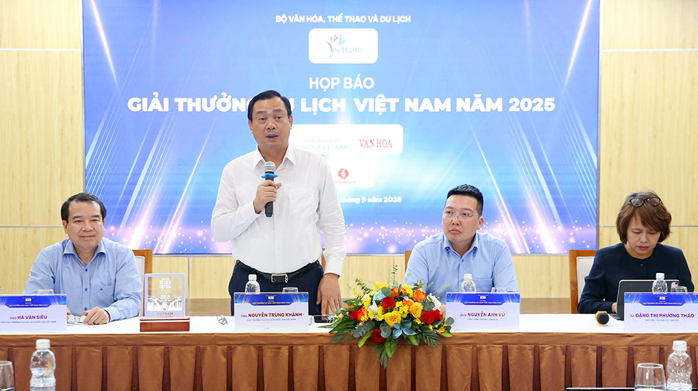 Cuc truong Cuc Du lich Quoc gia Viet Nam Nguyen Trung Khanh, Pho Cuc truong Cuc Du lich Quoc gia Viet Nam Ha Van Sieu, Pho Cuc truong Cuc Bao chi Dang Thi Phuong Thao, Tong Bien tap Bao Van hoa Nguyen Anh Vu dong chu tri buoi hop bao. Anh: Thuy Ha