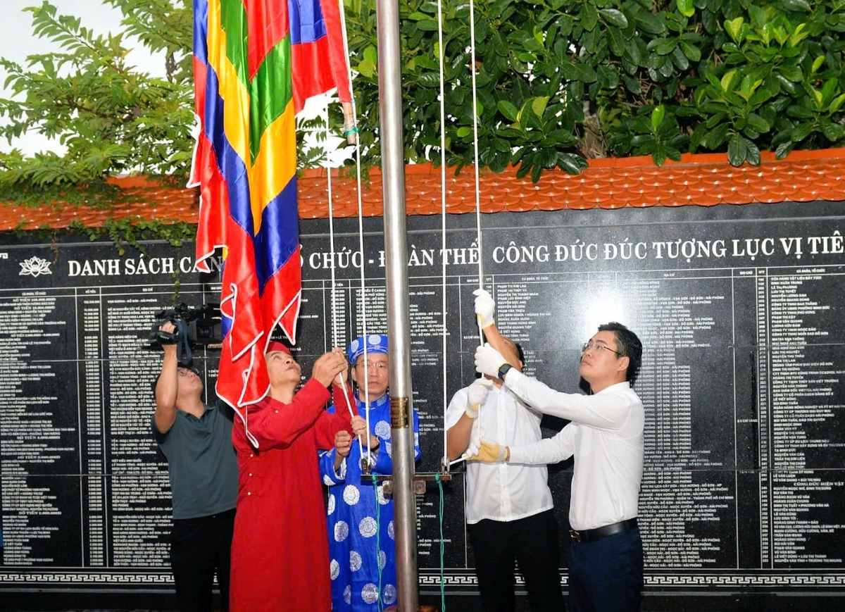 Cac dai bieu thuc hien nghi thuc thuong co. Ảnh: Hong Nhung