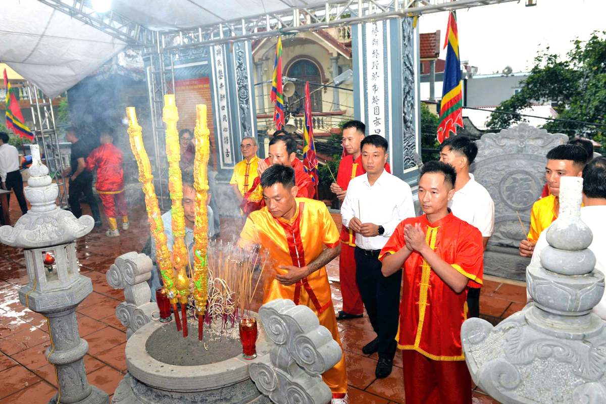 The certificate of offering incense is announced. Photo: Hai Phong Portal
