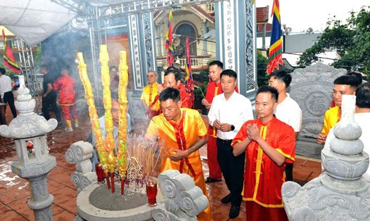 Nghi thức dâng hương khai hội. Ảnh: Cổng TTĐT Hải Phòng