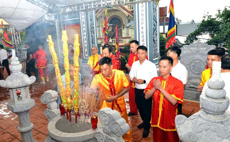 The certificate of offering incense is announced. Photo: Hai Phong Portal