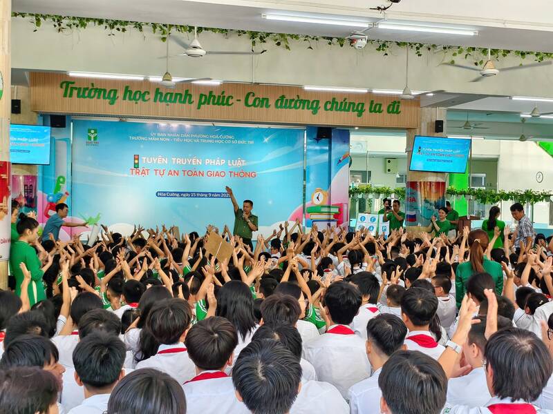 Da Nang City Police Department organizes legal dissemination for students. Photo: Da Nang City People's Committee