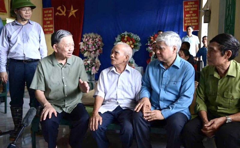 General Secretary and President To Lam and Politburo member, Secretary of the Party Central Committee, Chairman of the Central Committee of the Vietnam Fatherland Front Do Van Chien visited and encouraged people being evacuated to avoid storm No. 3 (Yagi) at the Phu Tho 1 Village Cultural House, Truong Sinh Commune, Son Duong District, Tuyen Quang Province, on September 12, 2024. Photo: Vietnam Fatherland Front