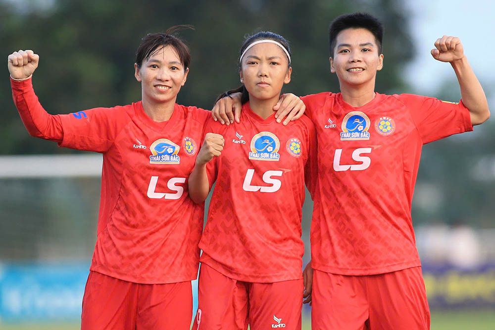 Huynh Nhu (middle) scored to help Ho Chi Minh City I draw with Hanoi in round 5 of the National Women's Football Championship - Thai Son Bac Cup 2025. Photo: VFF