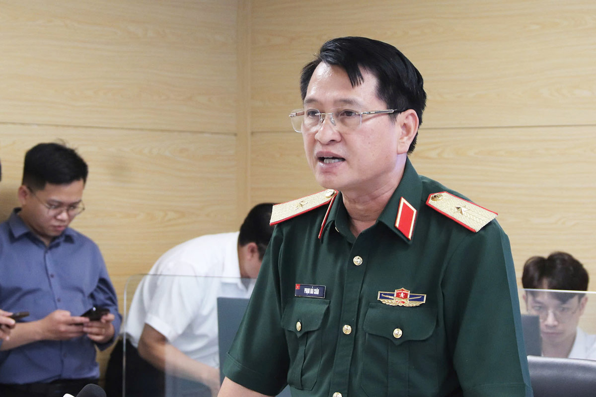 Thieu tuong Pham Hai Chau - Pho Cuc truong Cuc Cuu ho - Cuu nan (Bo Tong Tham muu Quan doi nhan dan Viet Nam) thong tin tai cuoc hop ung pho voi bao Ragasa. Anh: My Linh