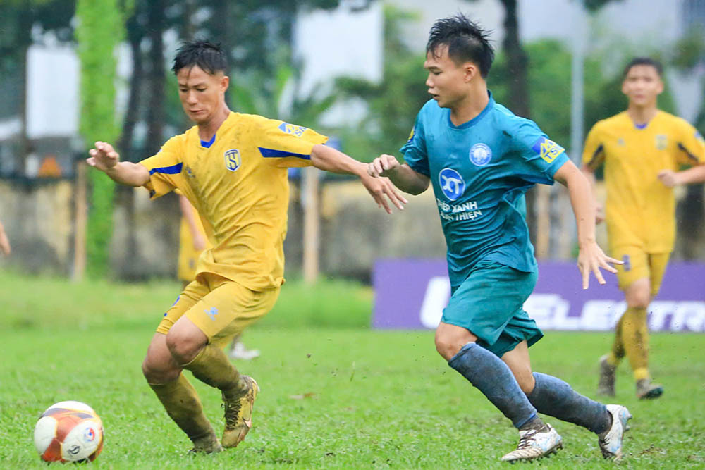 U17 Song Lam Nghe An (ao vang) va U17 Nam Dinh thi dau can bang. Anh: VFF