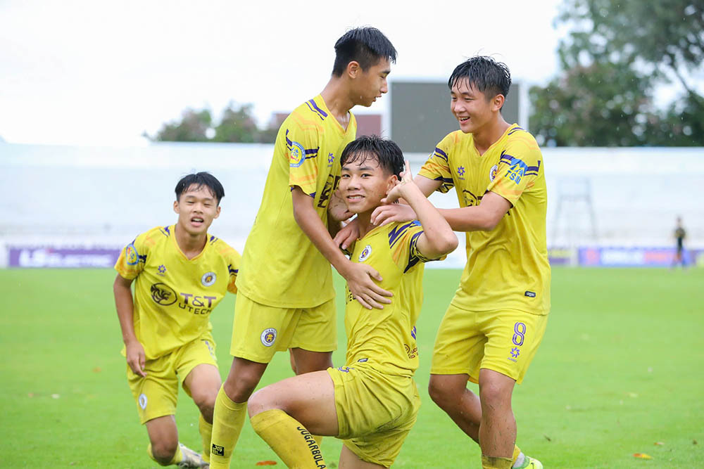 U17 Hanoi (photo) with U17 Da Nang, U17 Nam Dinh and U17 The Cong Viettel entered the semi-finals of the National U17 tournament - Thai Son Nam Cup. Photo: VFF