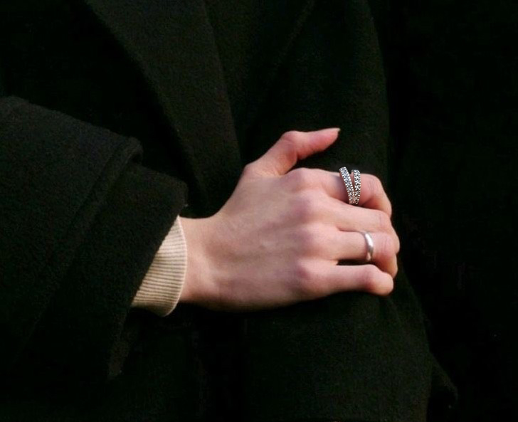 Holding hands and sharing will help girls show their trust in him. Photo: Netherlands