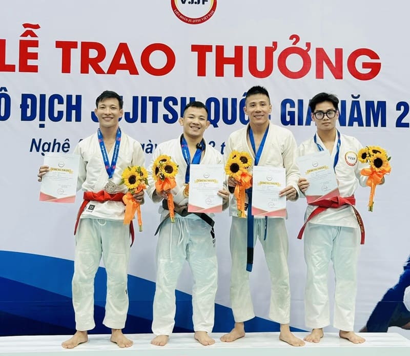 Dao Hong Son(左から2位)は、2025年全国ジュニア選手権で優れた成績を収めました。写真:Hong Son