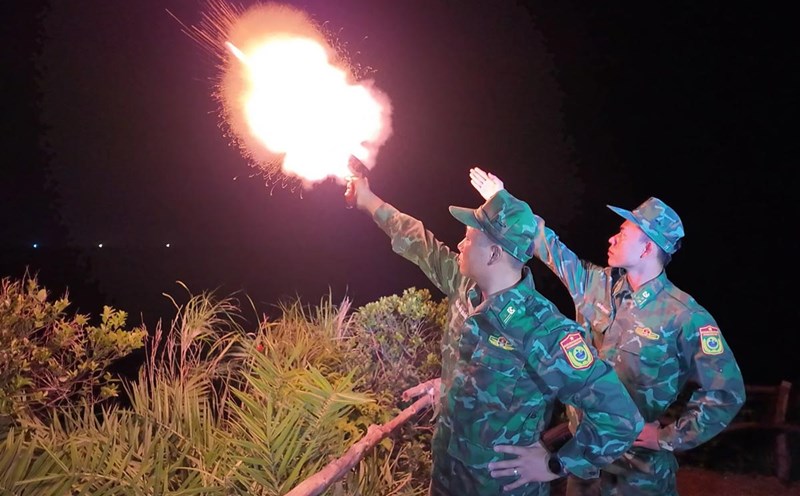 Co To Border Guard Station (Quang Ninh) organized fireworks displays to call on ships to take shelter safely. Photo: Thu Bau