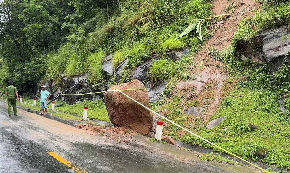 Mua lon khien 1 tang da roi xuong long duong o xa Lien Son Lak, Dak Lak. Anh: Bao Lam