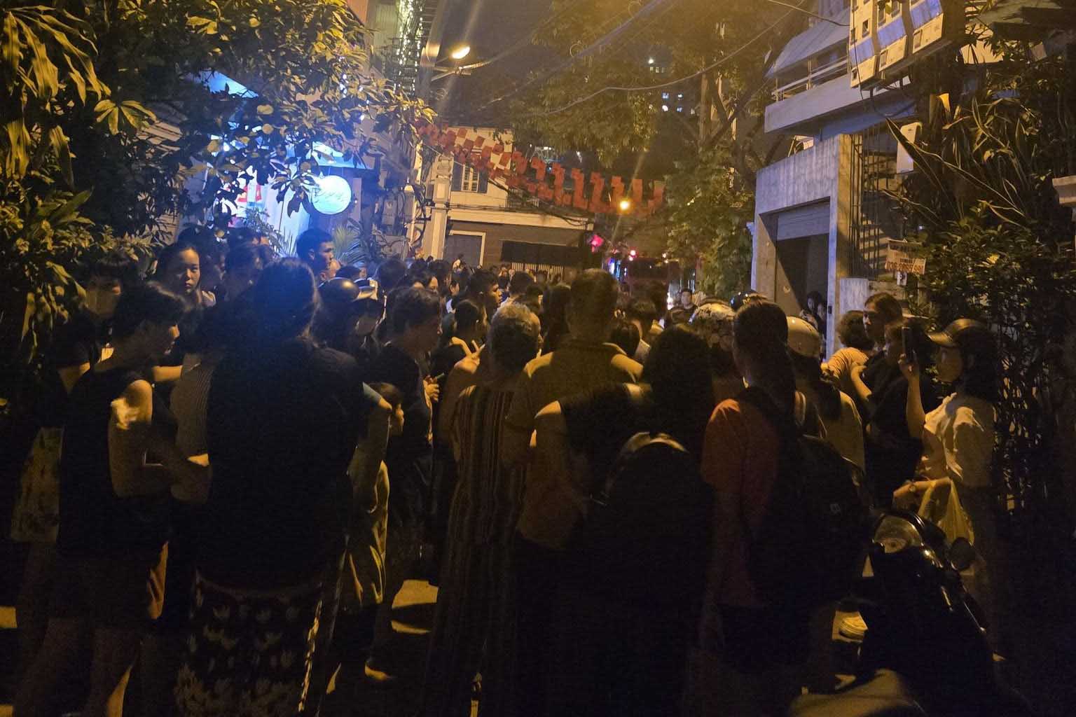 Rat dong nguoi dan theo doi vu chay. Anh: Phung Tan