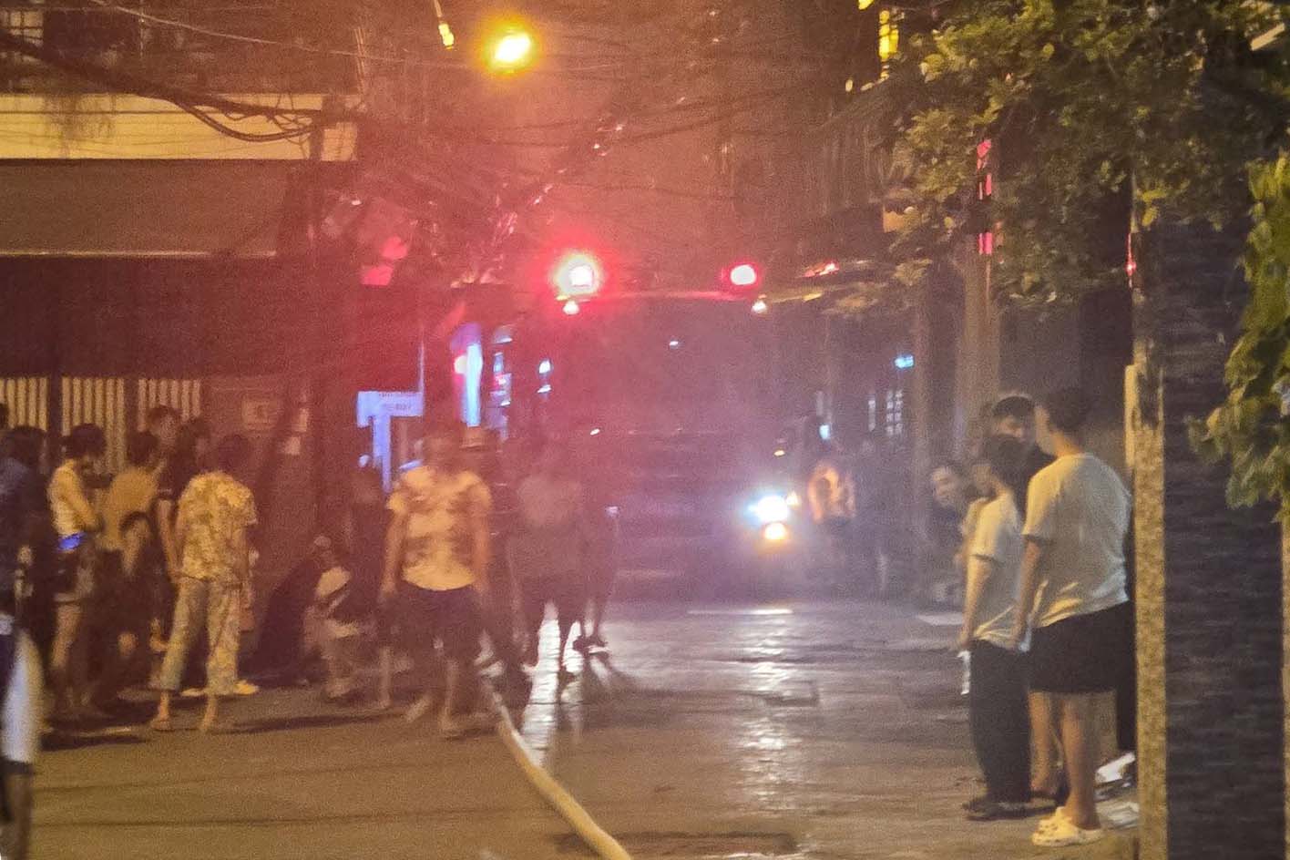 Fire scene in lane 175 Lac Long Quan street (Tay Ho ward, Hanoi). Photo: Phung Tan