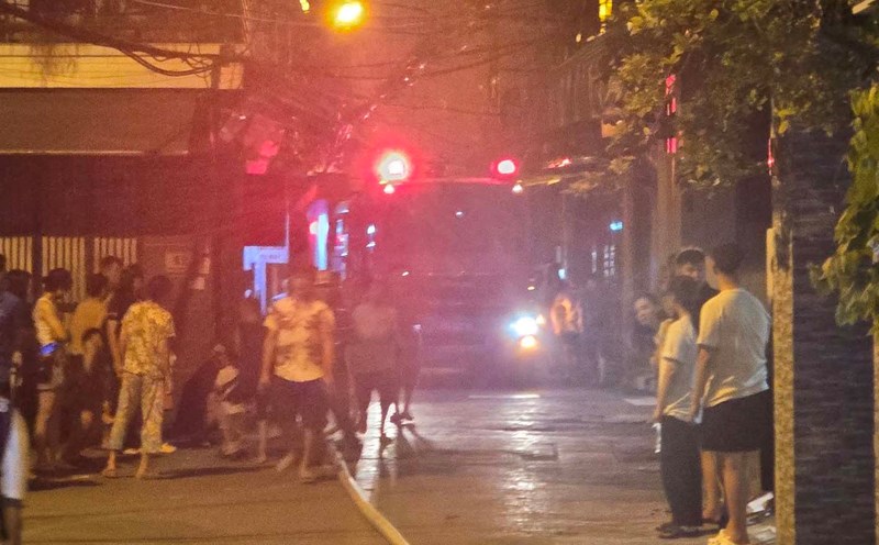 Fire scene in lane 175 Lac Long Quan street (Tay Ho ward, Hanoi). Photo: Phung Tan