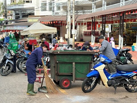 ダラット市場の環境衛生作業員は、静かに貢献し、市場を常に清潔で美しく保っています。写真:Duc Lam